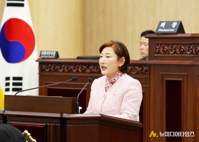 지난 18일 본회의장에서 ‘아동 유괴 범죄 대책 마련 및 방지를 위한 관련 법률 제정 촉구 건의안’에 대해 제안설명을 하고 있는 현옥순 의원의 모습.