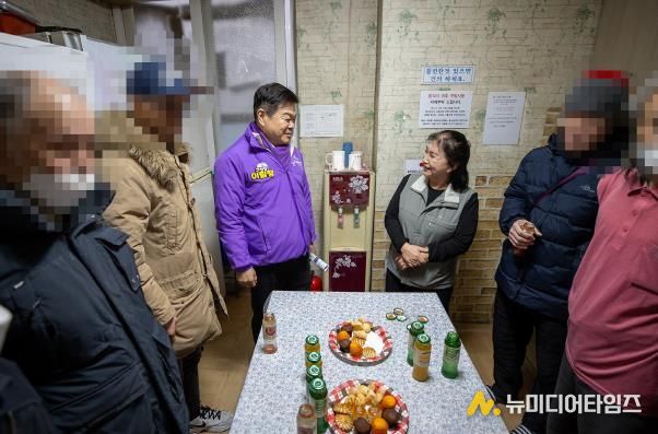 이필형 동대문구청장, 연말 한파 앞두고 고시원·여인숙 찾아