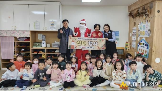 의왕시 부곡동지역사회보장협의체, 산타할아버지와 함께 하는 어린이집 1004나눔 저금통 기부