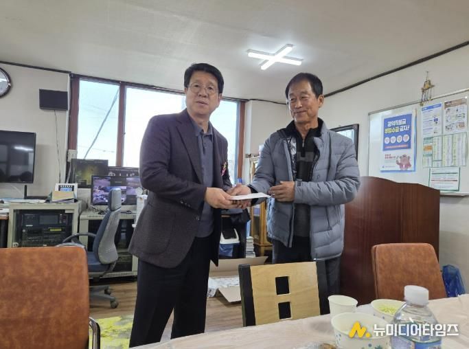 여주시 점동면 뇌곡2리 이장 정명섭, 연말 이웃돕기 성금 100만원 기탁