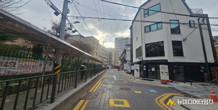 숭곡초·중 앞 도로확장 및 캐노피 설치 후 사진