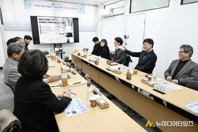 이민근 안산시장(오른쪽 두번째)이 29일 단원구에 소재한 한국프리팩㈜을 방문해 기업 현장의 애로사항을 들으며 의견을 나누고 있다.