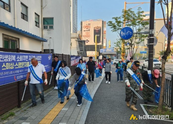 봉담읍 주민들이 대한민국 새단장 캠페인 일환으로 환경 정화 활동을 하고 있다