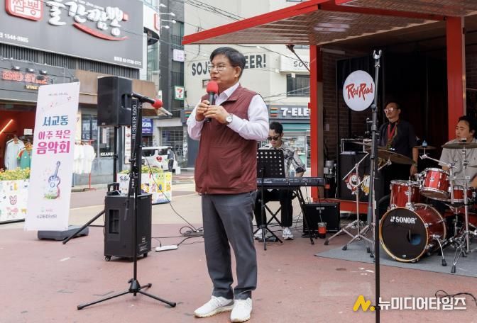 레드로드에서 열린 서교동 아주작은음악회에 참석한 박강수 마포구청장