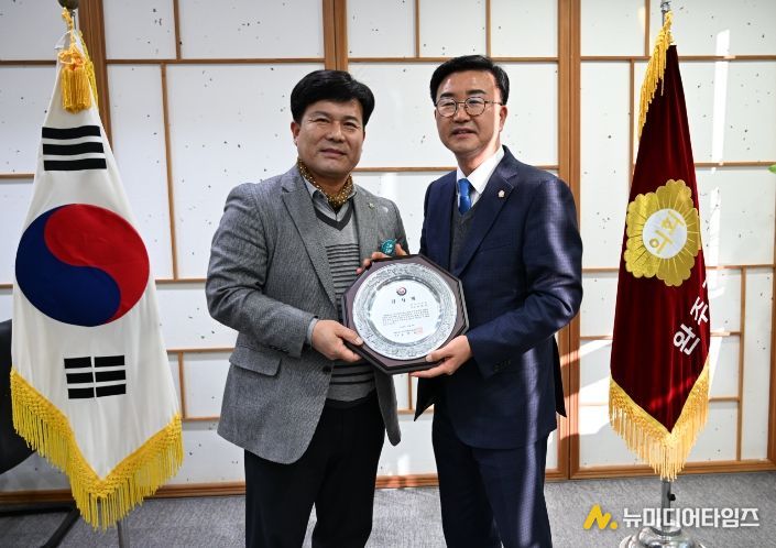 유의식 의장, 주민자치 발전 공로로 감사패 수상