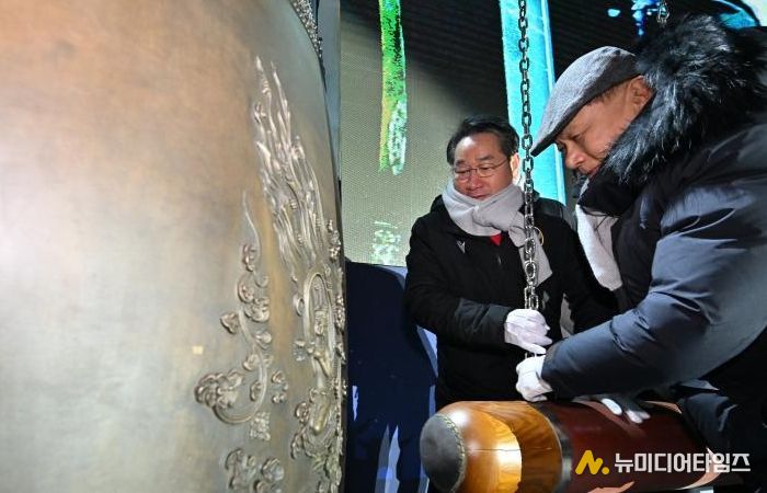 유정복 인천광역시장이 1일 인천문화예술회관에서 열린 '2025 인천 송년 제야축제'에서 시민대표들과 2026년 병오년(丙午年) 새해를 알리는 타종을 하고 있다.