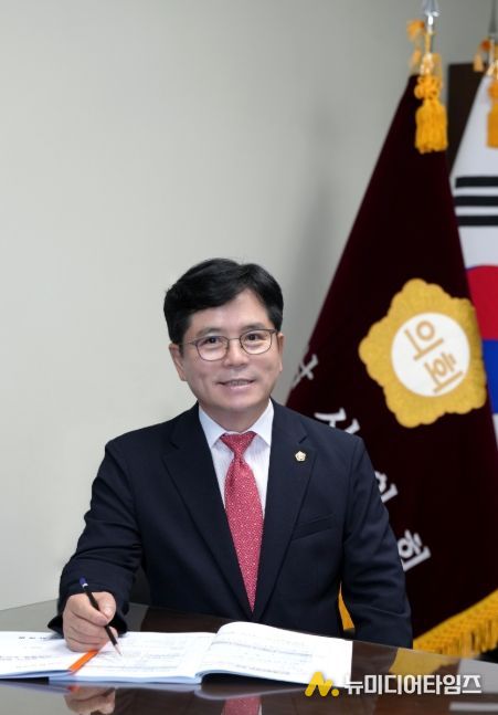 금광연 의장이 2026년 병오년(丙午年) 신년사를 통해 새해 의정 방향과 핵심 과제를 공식 발표하며 “2026년 하남시의회는 ‘시민과 동행하는 품격 있는 의회’라는 약속을 지키며, 시민이 기준이 되는 의정을 실천해 나가겠다”라고 밝혔다. (사진 하남시의회 제공)