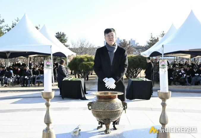 이민근 안산시장이 1일 원곡공원 내 현충탑에서 국가를 위해 희생·헌신한 분들에 대한 참배를 하고 있다.