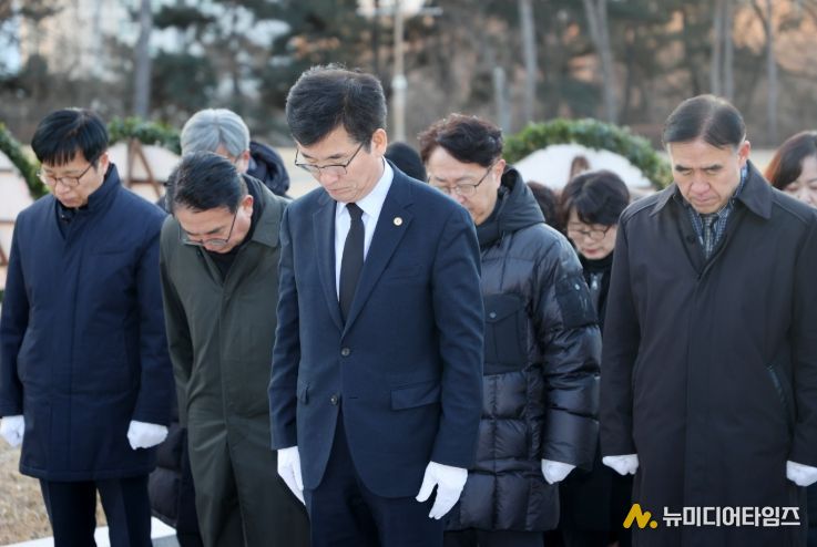 윤건영 교육감, 새해 맞이 충혼탑 신년 참배