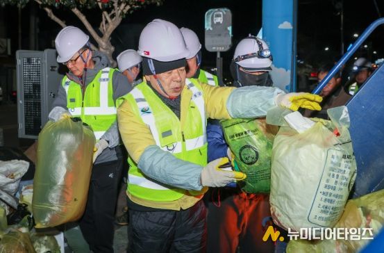 고성군, 새해 새벽을 쓰레기 수거와 환경근로자 격려로 시작하다