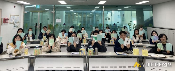 청주복지재단, 책으로 여는 시무식 진행