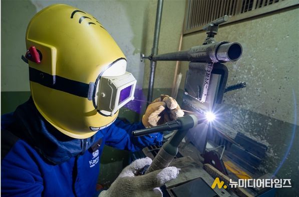 서울시 기술교육원에서 훈련생이 특수용접 실습을 진행하고 있다.