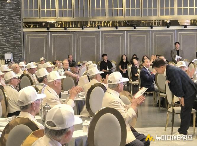 6.25참전용사께 예우를 갖추고 있는 박강수 마포구청장