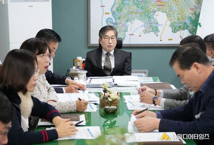 강상구 부시장(가운데)이 지난 6일 국장, 부서장들과 함께 2026년 정부 업무계획 선제 대응을 위해 회의를 개최했다.