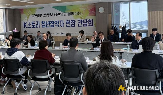 최휘영 문체부 장관, 진천 찾아 청년 창작자들과 현장 소통