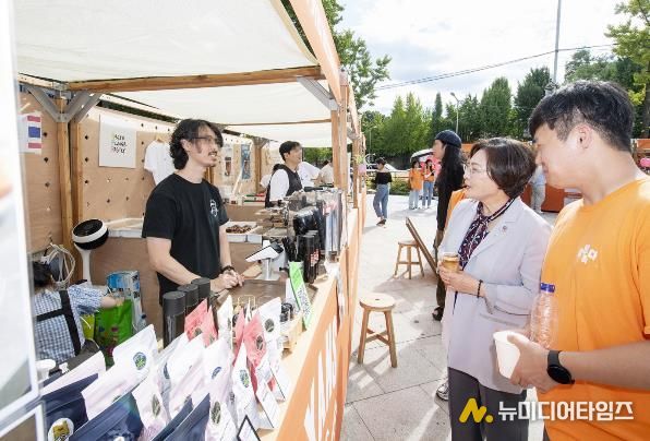 박희영 용산구청장이 이태원관광특구 활성화사업 '달달녹다' 행사에 참석해서 소상공인 및 주민들과 소통하고 있다.