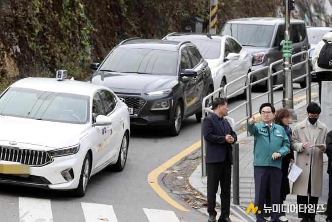 박일하 동작구청장이 지난해 11월 17일 사당동 상현중학교 앞 교차로에서 관계자들과 교통 정체 원인과 문제점을 파악하고, 개선방안 마련을 위한 의견을 나누고 있다