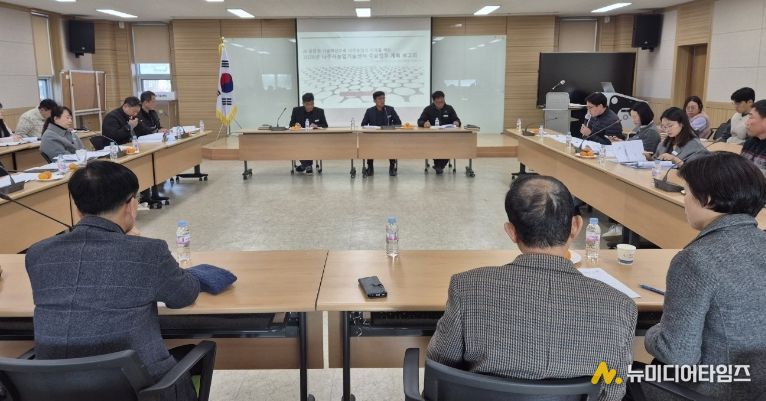 나주시농업기술센터가 지난 5일 농업인교육관에서 ‘2026년도 주요업무계획 보고회’를 농촌 고령화와 기후변화에 대응하기 위해 토론 방식으로 진행했다.