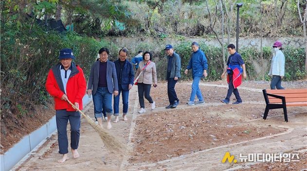 안곡습지공원 황톳길 쓸기 운동