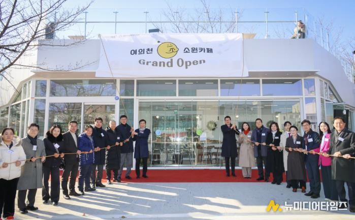 전성수 서초구청장(중앙 왼쪽 첫 번째)이 8일 여의천 소원카페 개소식에서 신동욱 서초을 국회의원(중앙 오른쪽 첫 번째), 최호정 서울시의회 의장(중앙 오른쪽 두 번째) 등 참석자들과 제막식을 진행하고 있다.