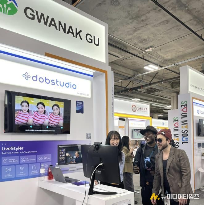 CES 2026 혁신상을 수상한 디오비스튜디오 부스에서 해외 관계자에게 ’라이브 스타일러‘ 기술을 선보이고 있다