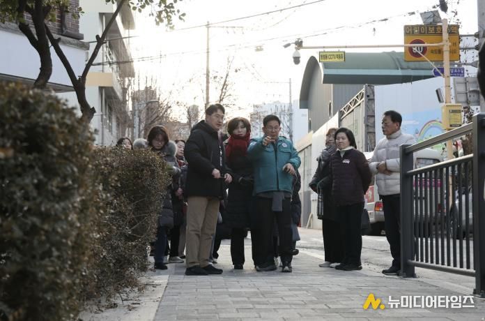 성암로9길 일대를 찾아 정비된 아이들 통학로를 살피는 박강수 마포구청장
