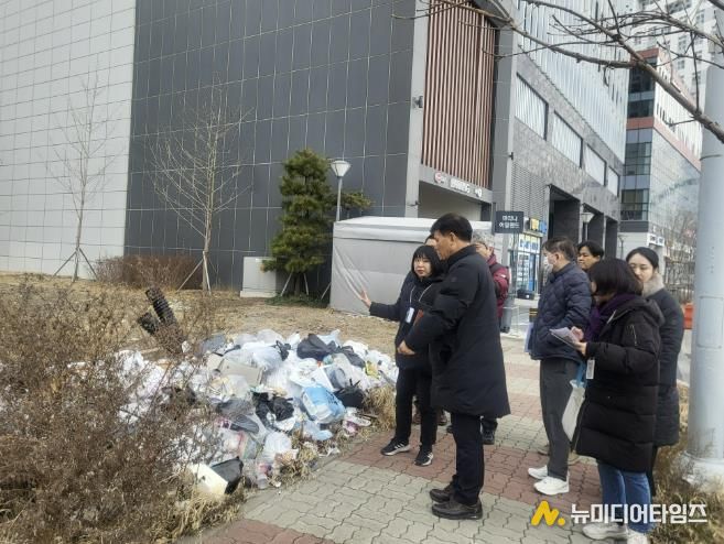 김민 단원구청장이 9일 단원구 반달섬 일원에서 생활민원 현장을 둘러보고 있다.