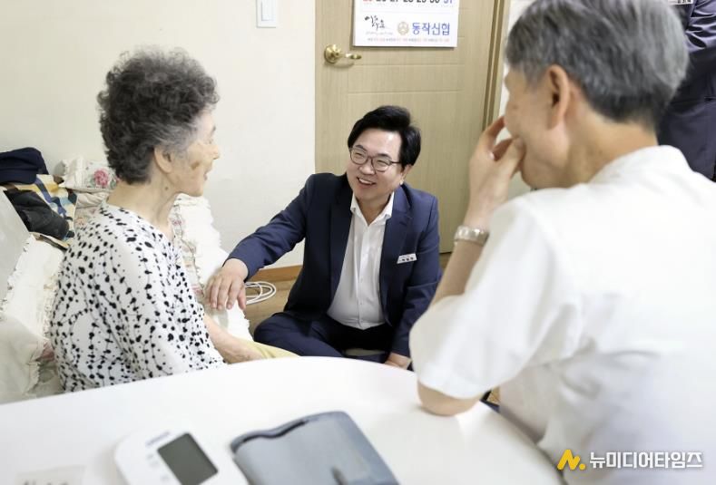 박일하 동작구청장이 지난 5월 ‘동작구민 건강주치의 사업’ 대상 가구를 찾아 이용 어르신과 대화를 나누고 있다.