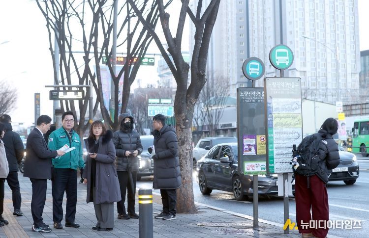 박일하 동작구청장이 서울 시내버스 파업 돌입에 따라 현장 점검을 하고 있다.