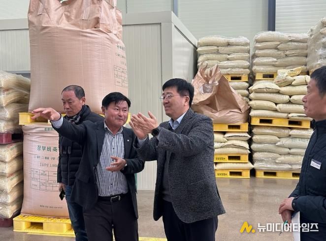 이호범 부군수가 천운농협 콩 종합처리장을 방문해 격려하는 모습