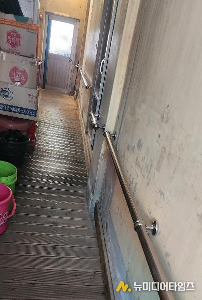 서천군 행복비인후원회, 낙상위험 독거노인 가구에 안전바 설치 지원