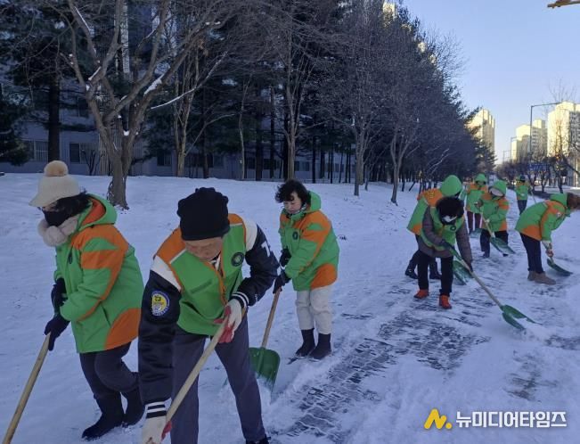 동두천시 생연2동 지역자율방재단, 강설 신속 대응 위한 제설 작업 실시