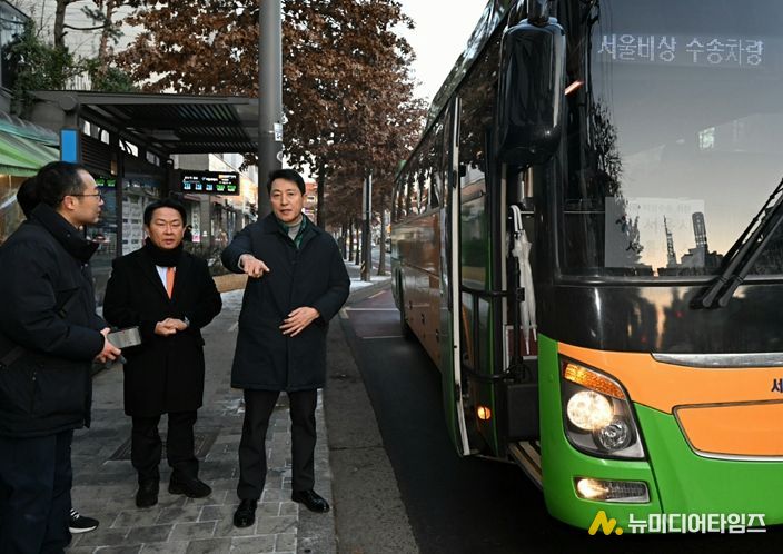 오세훈 서울시장이 서울시내버스 파업 이틀째인 14일 아침 서대문구에 위치한 버스정류장에서 주요 거점과 지하철역을 연결하는 무료 셔틀버스 수송 현황을 점검하고 있다.