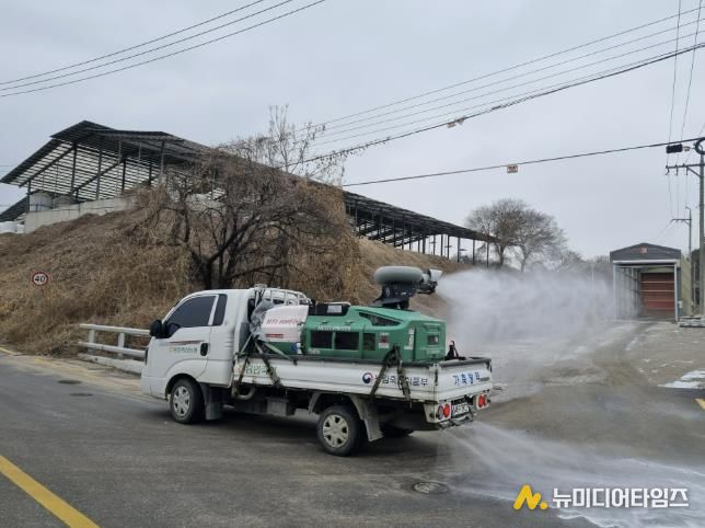 용인특례시 가축방역 공동방제단이 조류인플루엔자 차단을 위해 방역소독을 하는 장면