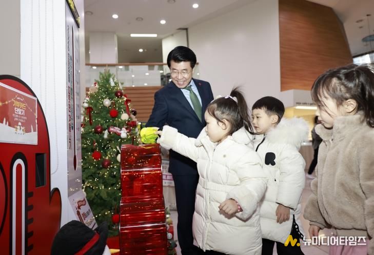 송파구 사립유치원생 약 3,045명이 모은 18,881,510원을 사랑의 저금통 성금으로 기부했다.