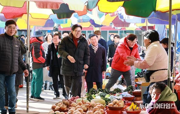 <시장님 오른쪽 이승우 의원>