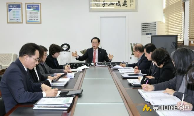 송인헌 괴산군수가 민선8기 공약 및 주요현안사업 추진상황 보고회를 주재하고 있다
