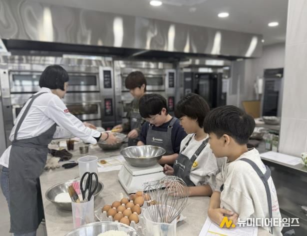 동행청년창업소에서 진행된 청소년 외식 교육 모습