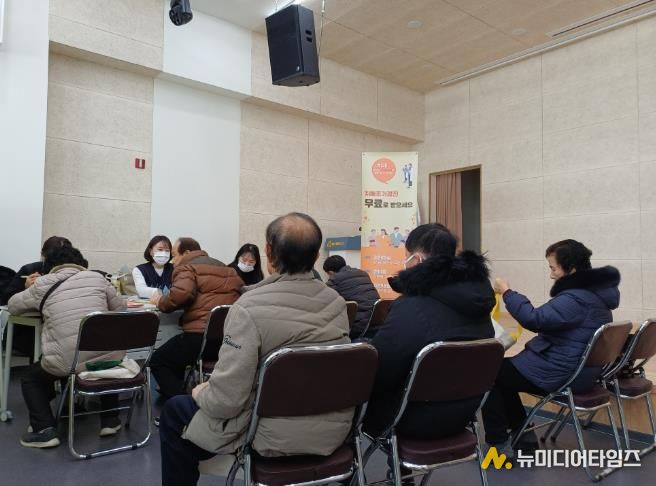 금산군치매안심센터 시니어클럽 노인공익활동 참여자 대상 치매선별검사 모습