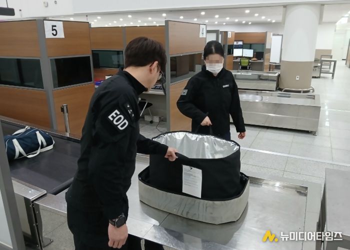 인천항만공사와 국가정보원 지부, 인천항보안공사가 인천국제여객터미널에서 합동 보안훈련을 실시하고 있다.