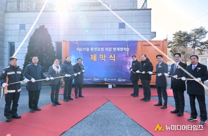 22일 천안시 제4일반산업단지에서 열린 ‘방재장비 비치사업 제막식’에서 김석필 천안시장 권한대행 부시장과 조현수 기후에너지환경부 환경보건국장, 박봉균 화학물질안전원장 등이 기념촬영을 하고 있다.