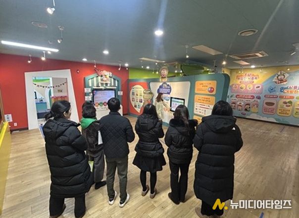 경기도 어린이 식품안전체험관 체험물 내용을 안내하고 있다.
