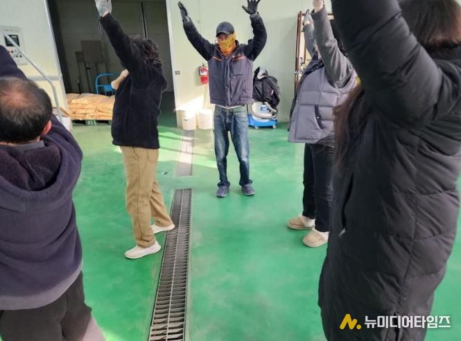 금산군농업기술센터 직원들이 사업장 안전사고 예방체조를 하고 있다.