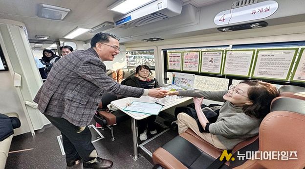 헌혈버스 안(장해윤 이사장 직무대행)