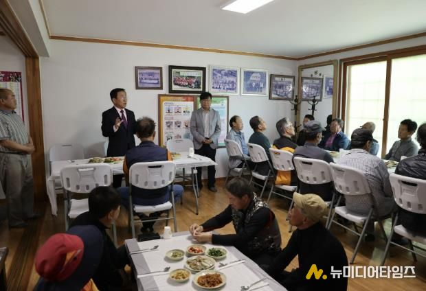 경로당에서 식사하는 어르신들