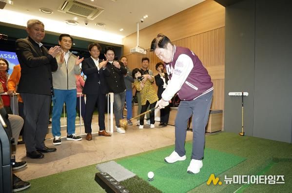 이필형 구청장이 스크린파크골프장에서 시연을 하고 있다