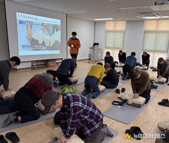 충주시, 어르신 심폐소생술 교육…건강검진·상담까지 한 번에