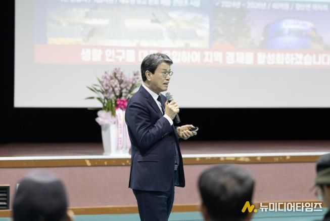 2026년 읍‧면 연두순방에서 김돈곤 군수가 군민들에게 군정 주요 성과 보고를 하고 있다.