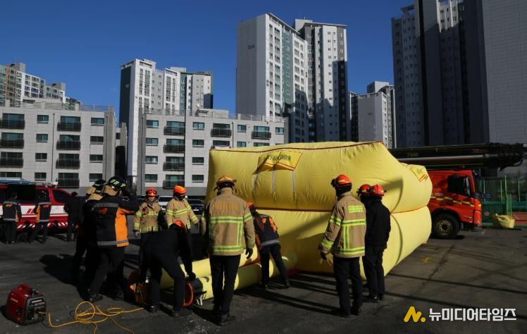 서산소방서, 고층 추락사고 대비 공기안전매트 신속 설치 훈련 실시