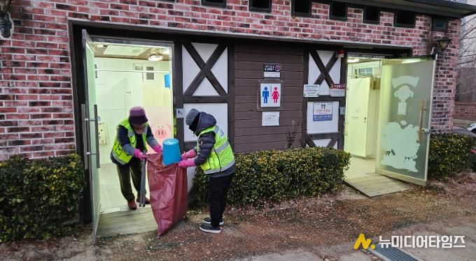 공원녹지관리 작업단이 연향동 호반3공원 화장실에서 환경정화 활동을 하고 있다